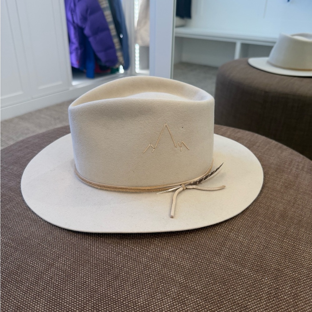 Cream Women's Hat with Mountain Design